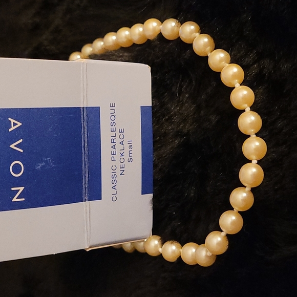 Avon Classic Pearlesque Necklace NEW - Picture 3 of 7